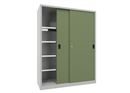 Verkstadsskåp med skjutdörrar Ellinor, höjd 1950 mm, dörrar helt i plåt, BxD 1500 x 600 mm, med skiljevägg och 2 x 4 hyllplan, dörr resedagrön