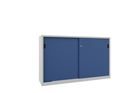Verkstadsskåp med skjutdörrar Ellinor, höjd 1200 mm, dörrar helt i plåt, BxD 2000 x 500 mm, med skiljevägg och 2 x 2 hyllplan, dörr gentianablå