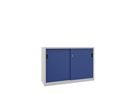 Verkstadsskåp med skjutdörrar Ellinor, höjd 1000 mm, dörrar helt i plåt, BxD 1500 x 500 mm, med skiljevägg och 2 x 2 hyllplan, dörr gentianablå